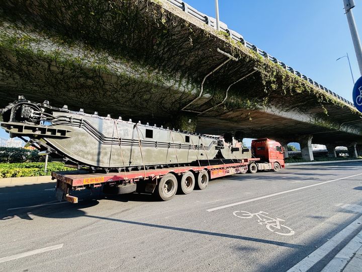 Escavadeira anfíbia CAT336 com material rodante de pontão: preparação para envio